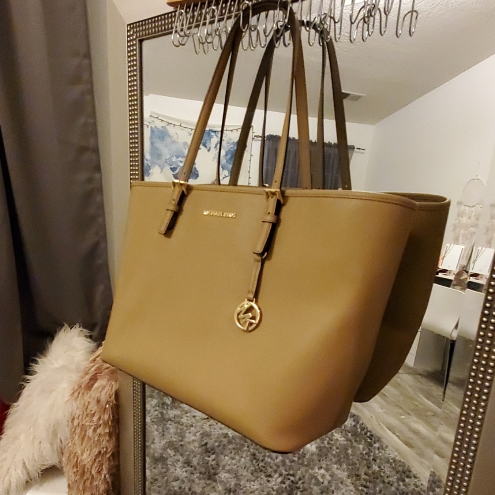 Michael kors jet set travel bag